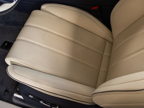 Used 2023 Bentley Bentayga AWD/4WD image 25