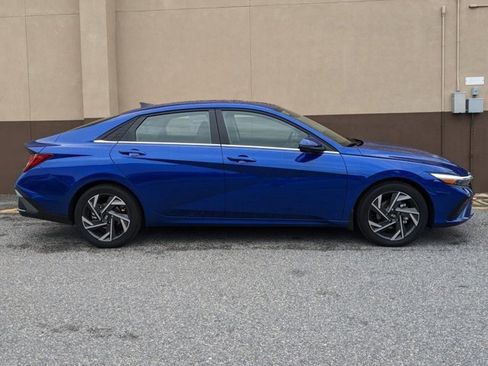 New 2025 Hyundai Elantra Limited image 3
