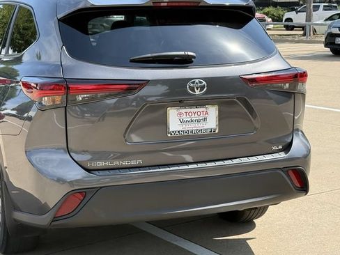 Certified 2024 Toyota Highlander XLE FWD image 6