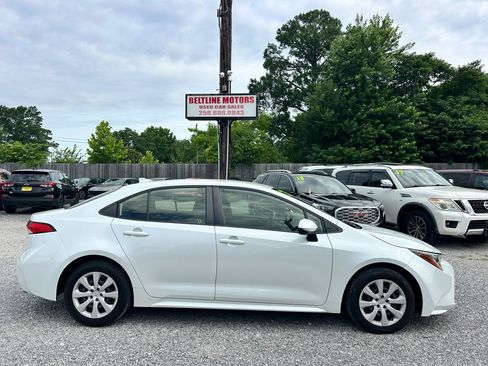 Used 2022 Toyota Corolla LE FWD image 3