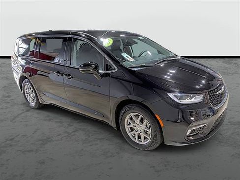 Used 2024 Chrysler Pacifica Touring-L FWD image 5