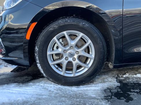 Used 2024 Chrysler Pacifica Touring-L image 25