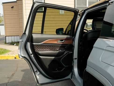 Used 2022 Jeep Grand Cherokee Summit AWD/4WD image 20