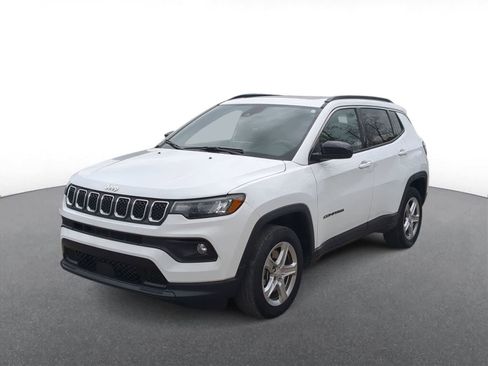 Used 2024 Jeep Compass Latitude w/ Sun and Sound Group AWD/4WD image 4