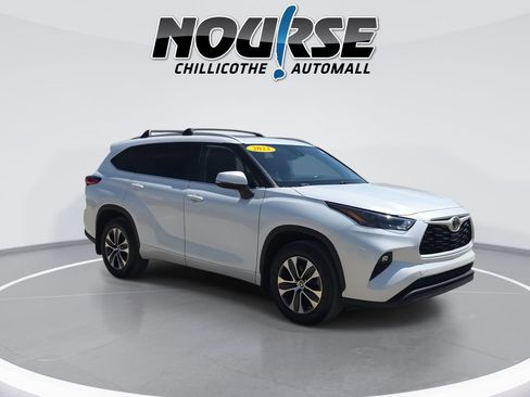 Used 2023 Toyota Highlander XLE AWD/4WD image 2