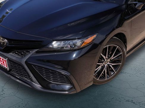 Used 2021 Toyota Camry SE FWD image 3