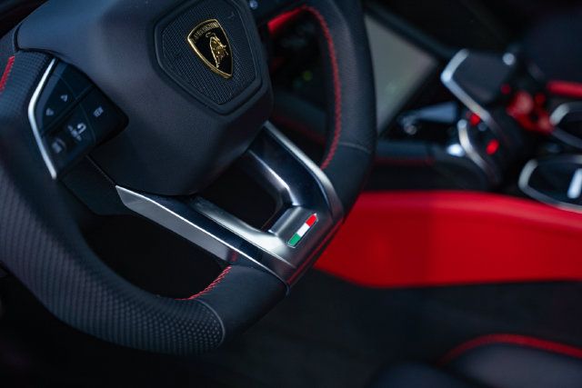 Used 2025 Lamborghini Urus SE AWD/4WD image 26