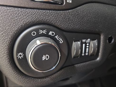 Used 2019 Jeep Cherokee Trailhawk w/ Cold Weather Group AWD/4WD image 28