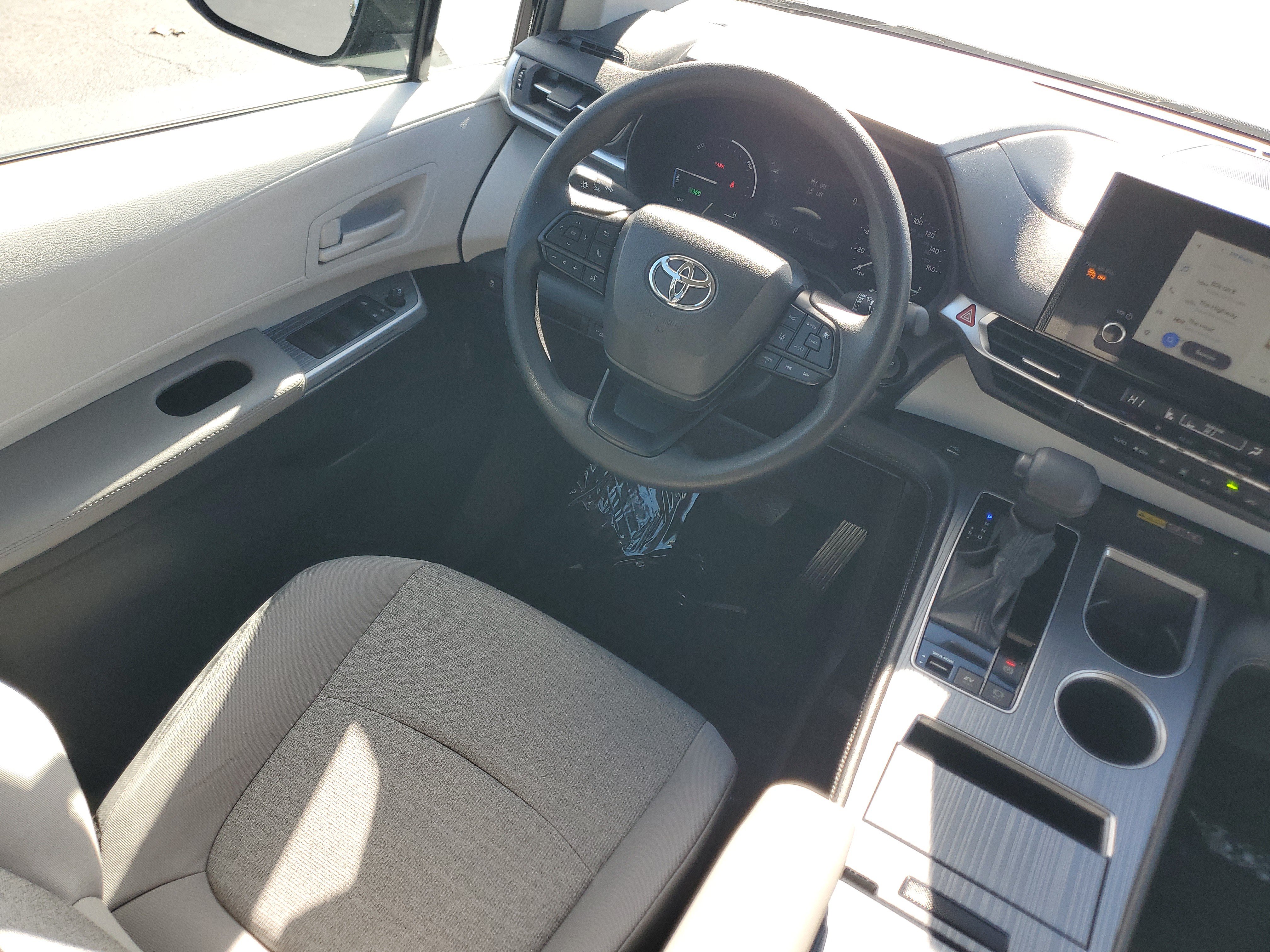 Certified 2025 Toyota Sienna LE FWD image 18