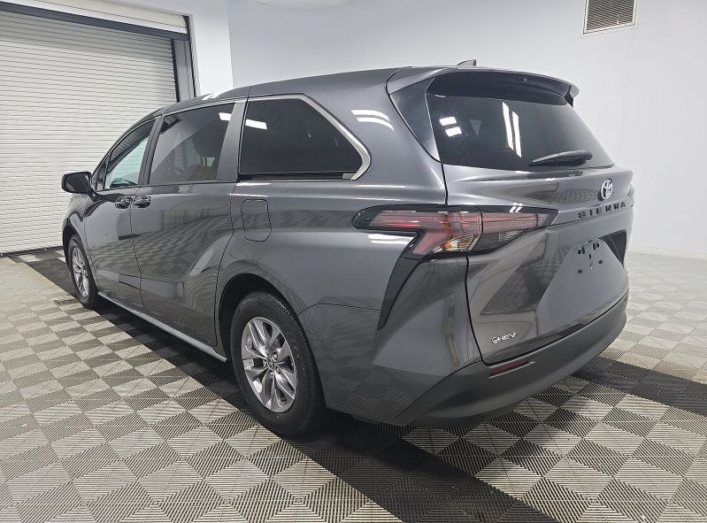 Used 2025 Toyota Sienna LE FWD image 4