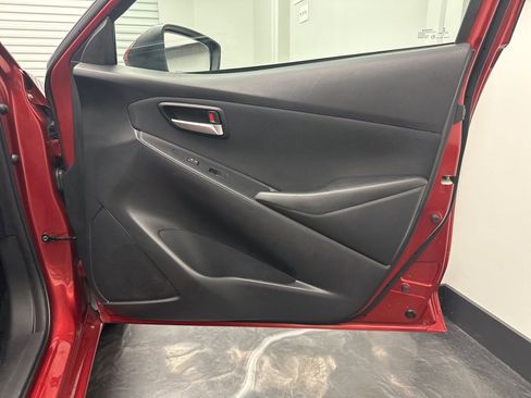 Used 2020 Toyota Yaris LE image 10