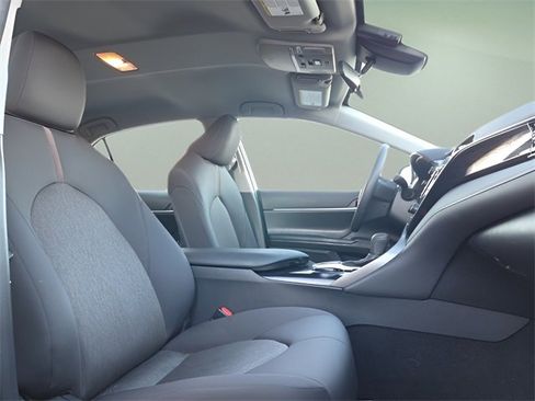Used 2020 Toyota Camry LE image 15