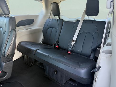 Certified 2019 Chrysler Pacifica Touring-L FWD image 11