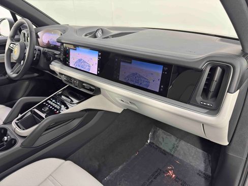 Used 2024 Porsche Cayenne w/ Technology Package image 15