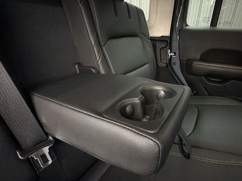 Used 2025 Jeep Wrangler Unlimited Sahara image 32