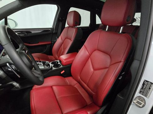 Certified 2025 Porsche Macan image 5