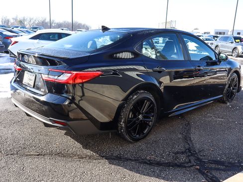 Used 2025 Toyota Camry SE image 4