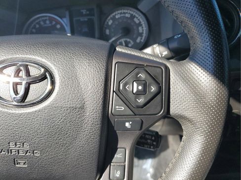 Used 2022 Toyota Tacoma TRD Sport image 8