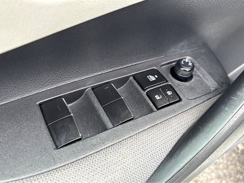 Used 2021 Toyota Corolla LE image 18