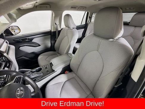 Used 2023 Toyota Highlander L FWD image 5