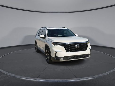 Used 2024 Honda Pilot Touring image 3