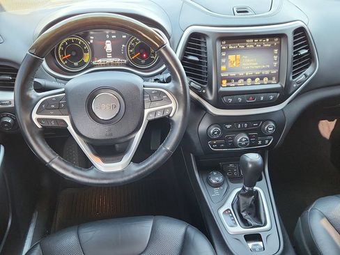 Used 2017 Jeep Cherokee Overland w/ Technology Group AWD/4WD image 11