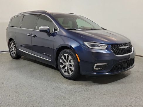 Used 2022 Chrysler Pacifica Pinnacle FWD image 1