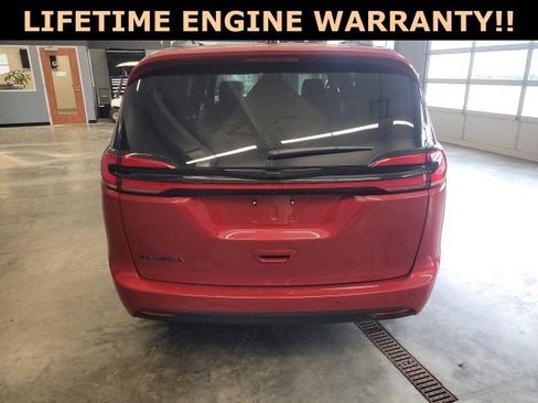 Used 2025 Chrysler Pacifica Select w/ Fav Edition Package FWD image 11