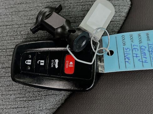 Used 2018 Toyota Camry LE image 36