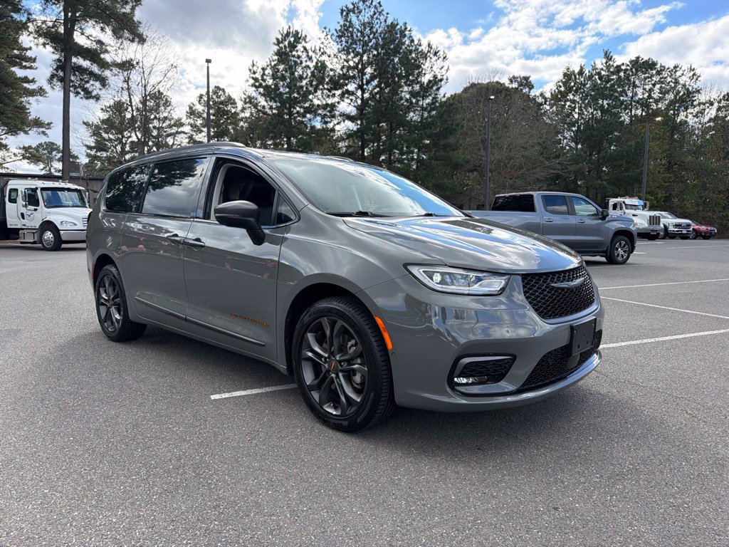 Certified 2023 Chrysler Pacifica Touring-L w/ Road Tripper Package AWD/4WD image 4
