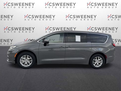 Used 2023 Chrysler Pacifica Touring-L image 2