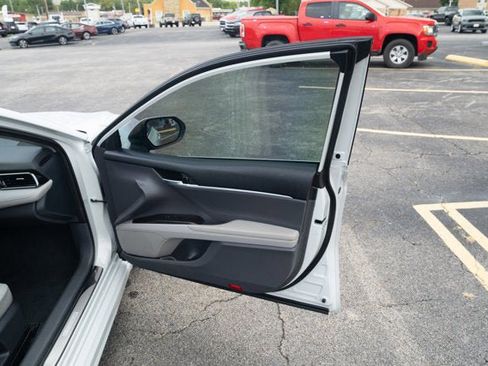 Used 2023 Toyota Camry SE image 14