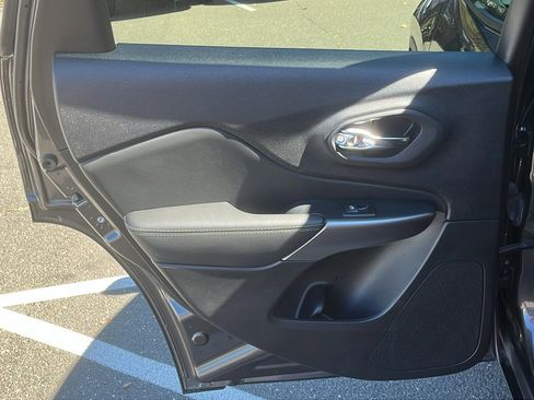 Used 2022 Jeep Cherokee Limited image 19