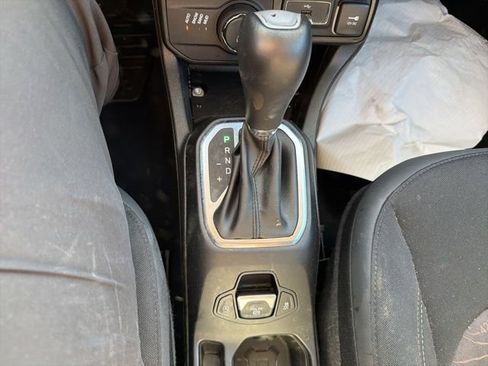 Used 2023 Jeep Renegade Latitude AWD/4WD image 21