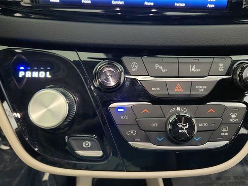 Used 2023 Chrysler Pacifica Touring-L FWD image 26
