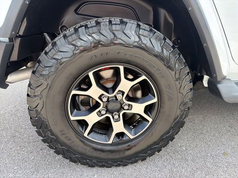 Used 2018 Jeep Wrangler Unlimited Sahara AWD/4WD image 13