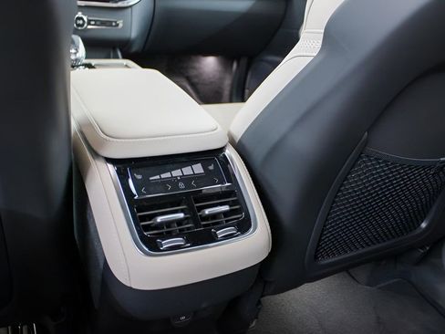 New 2026 Volvo XC90 B6 Core image 12