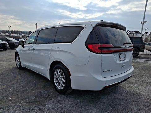 Certified 2023 Chrysler Pacifica Touring-L image 4