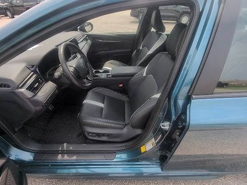 Used 2025 Toyota Camry SE w/ Convenience Package FWD image 8