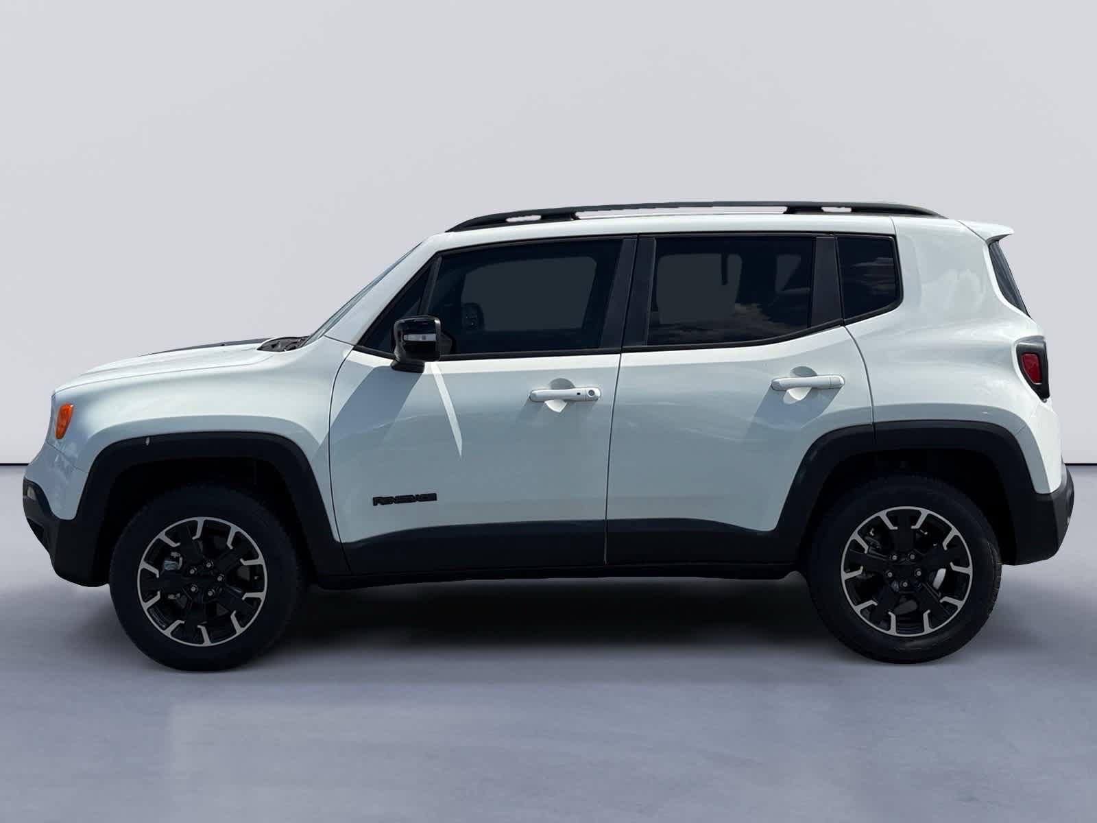Used 2023 Jeep Renegade Latitude AWD/4WD image 2