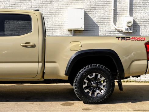 Used 2017 Toyota Tacoma TRD Off-Road AWD/4WD image 12