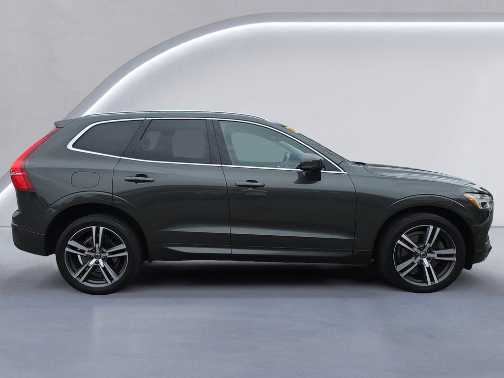 Used 2019 Volvo XC60 T6 Momentum w/ Multimedia Package AWD/4WD image 3