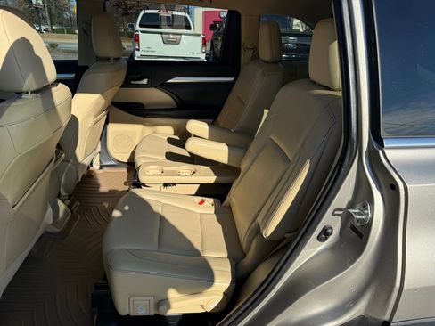 Used 2014 Toyota Highlander XLE image 14