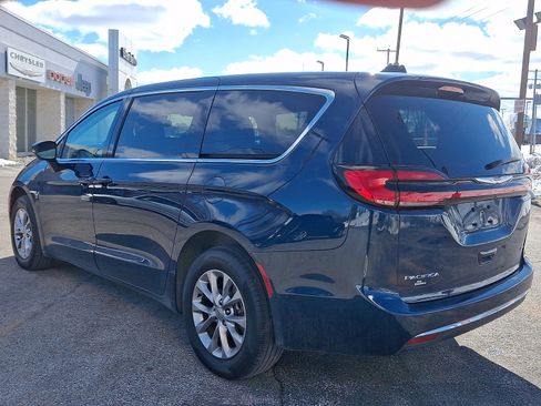 Used 2023 Chrysler Pacifica Touring-L image 5