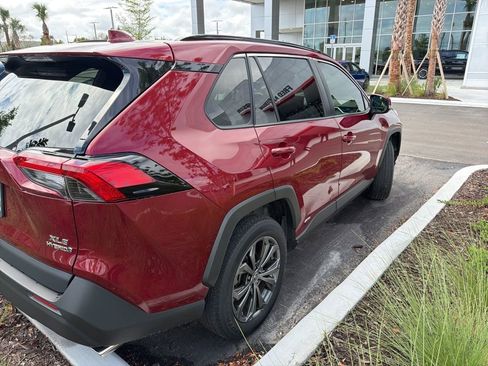 Used 2022 Toyota RAV4 XLE Premium image 5