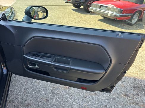 Used 2010 Dodge Challenger SE image 21