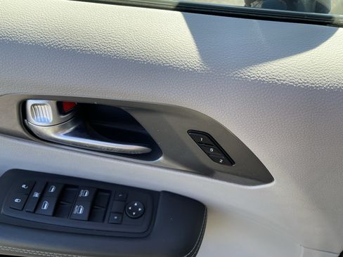 Used 2024 Chrysler Pacifica Limited FWD image 17