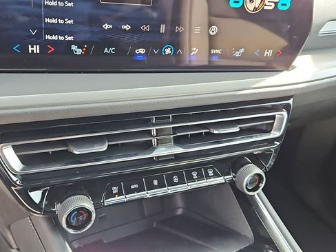 Used 2024 Chevrolet Traverse LT FWD image 29
