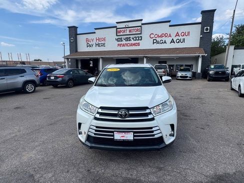 Used 2019 Toyota Highlander XLE FWD image 2