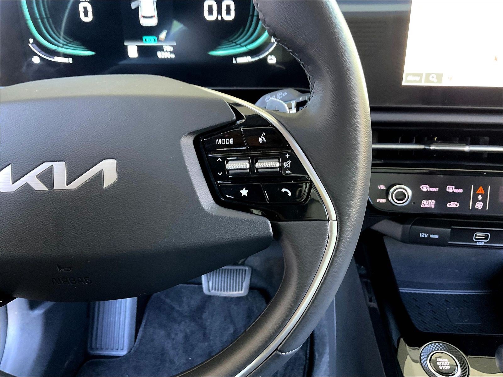 Used 2025 Kia Niro EX FWD image 12